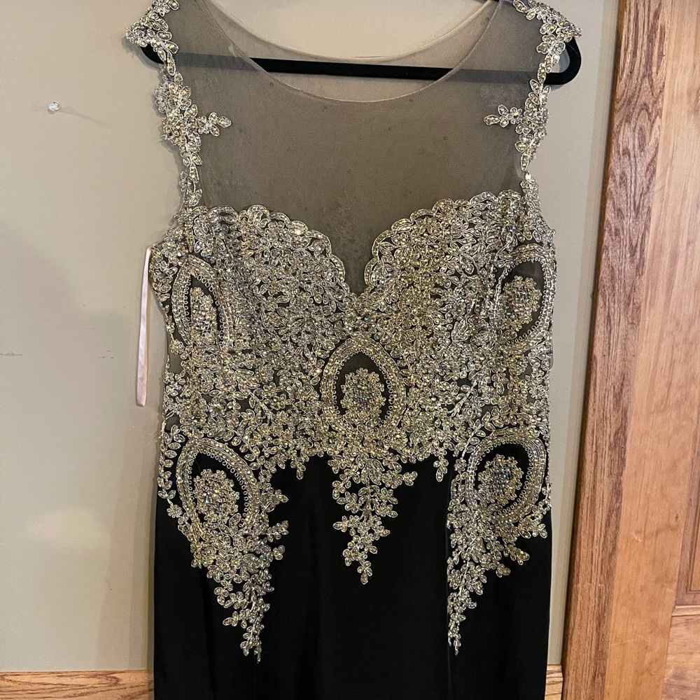 Women’s black gown - Picture 7 of 10